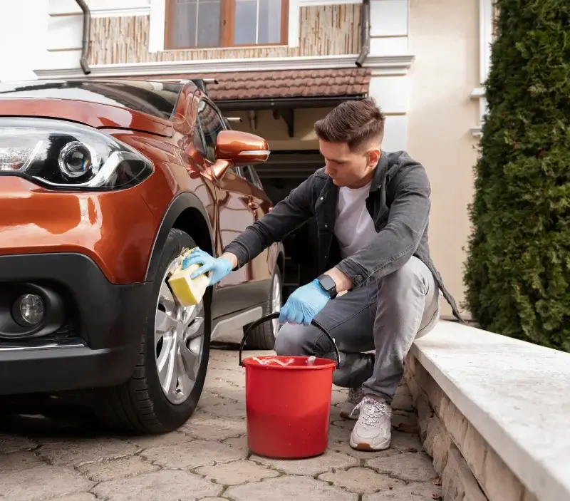Lavage auto à domicile Sainte-Marie-du-Bois : professionnel intervenant sur un véhicule